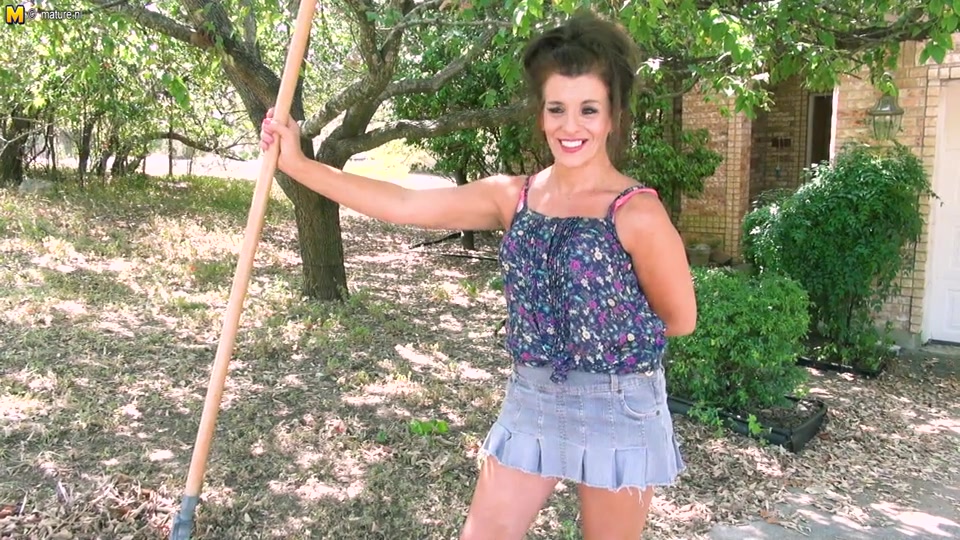 Horny American Housewife Enjoys Her Toy - MatureNL