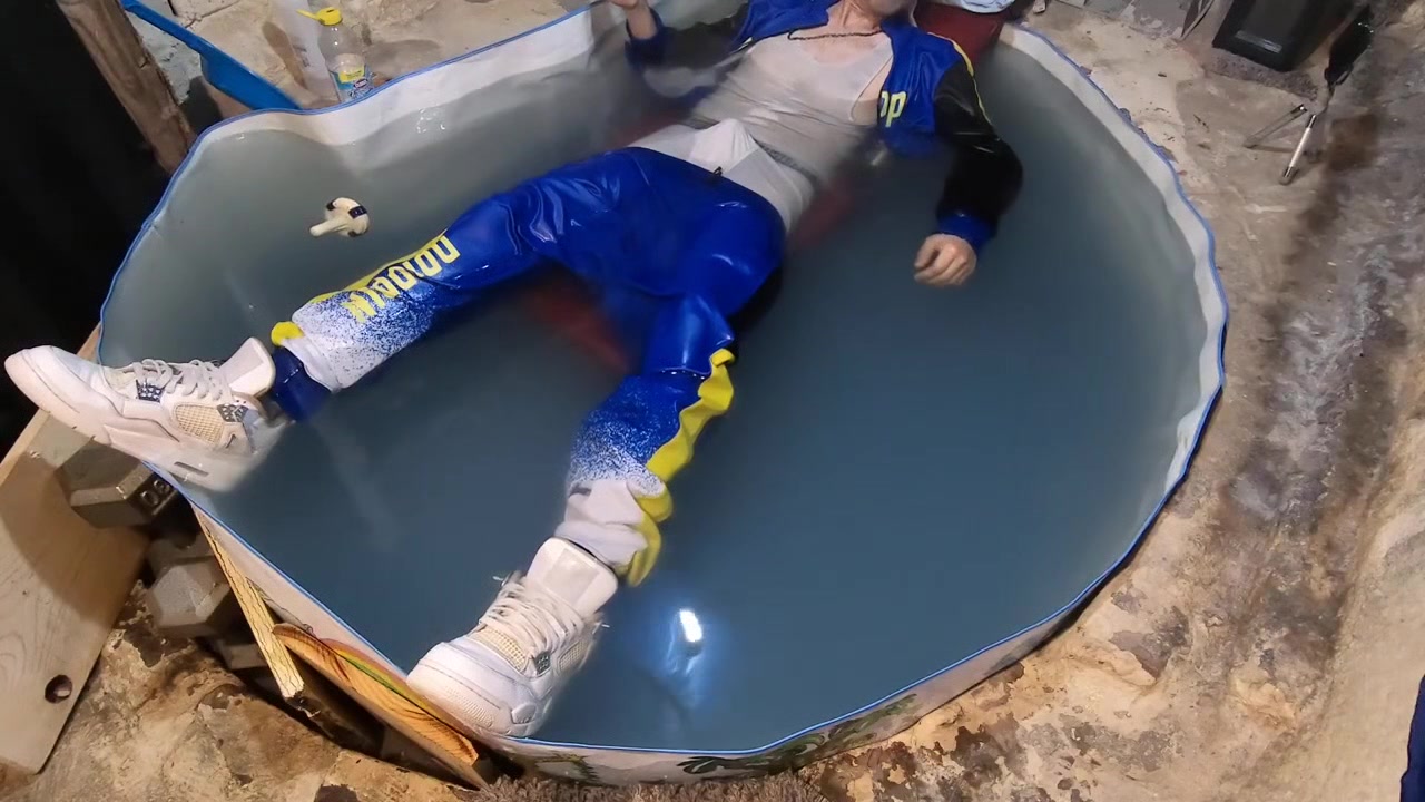Sneaker skater sagger wet gear