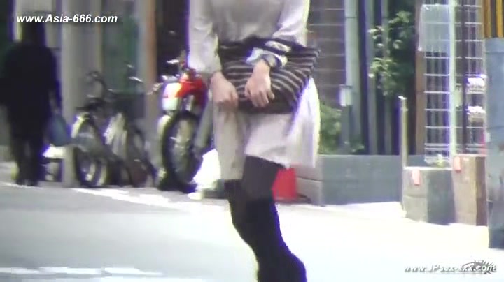 japanese girl peeing outdoor.41
