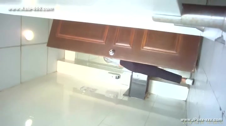 chinese girls go to toilet.144