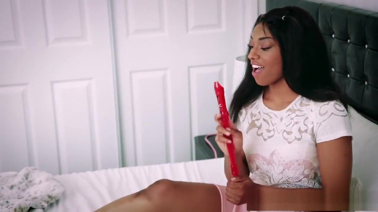 Ebony stepsister wants bro's filling in her chocolate pie