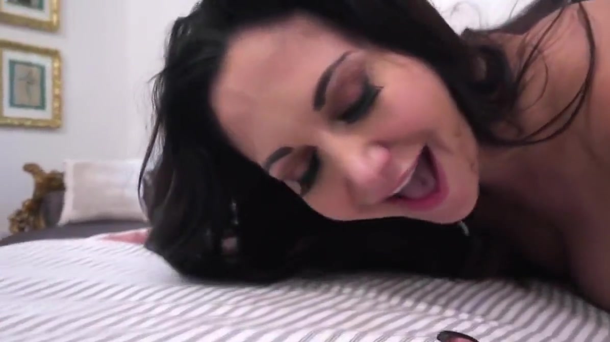 Ava Addams And Manuel Ferrara - Experienced Mistress With Big Milkings For The Camera Caresses The Bar