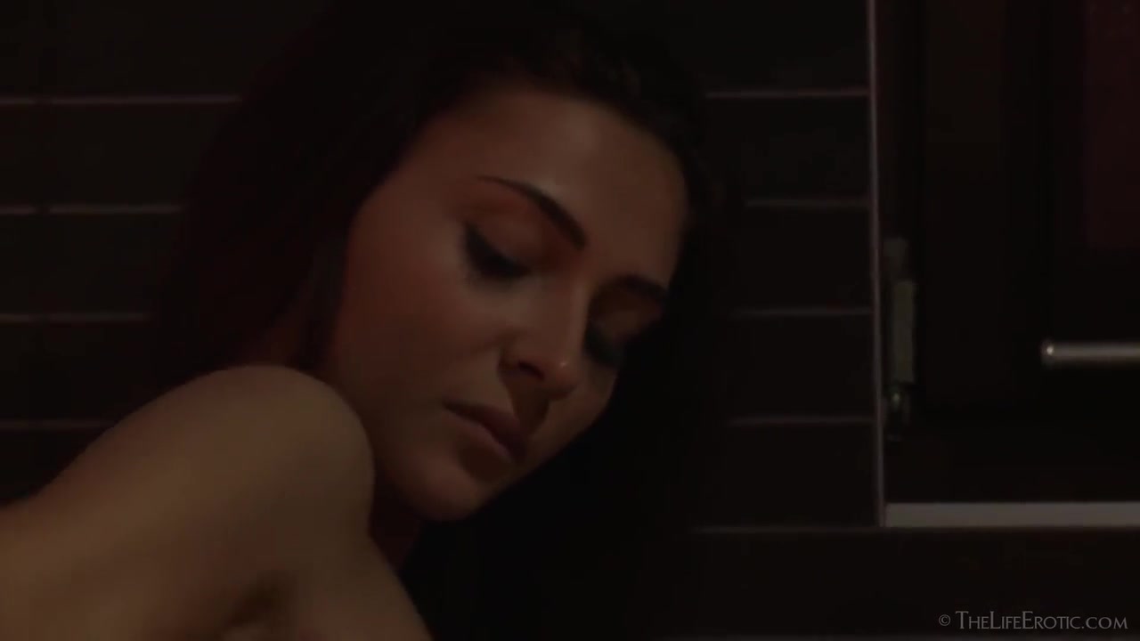 Sexy In Arousing Solo Scene Getting Wet With Alexis Brill
