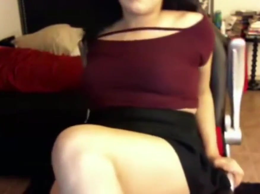 Hot Chubby Tranny Beats Her Meat And Chills