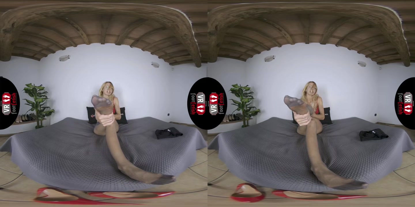 Curvy Blonde Babe Candy Rubbing Her Shaved Pussy And Posing Her Sexy Feet