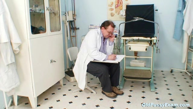 Unpretty mature wife at pervy gyno doctor