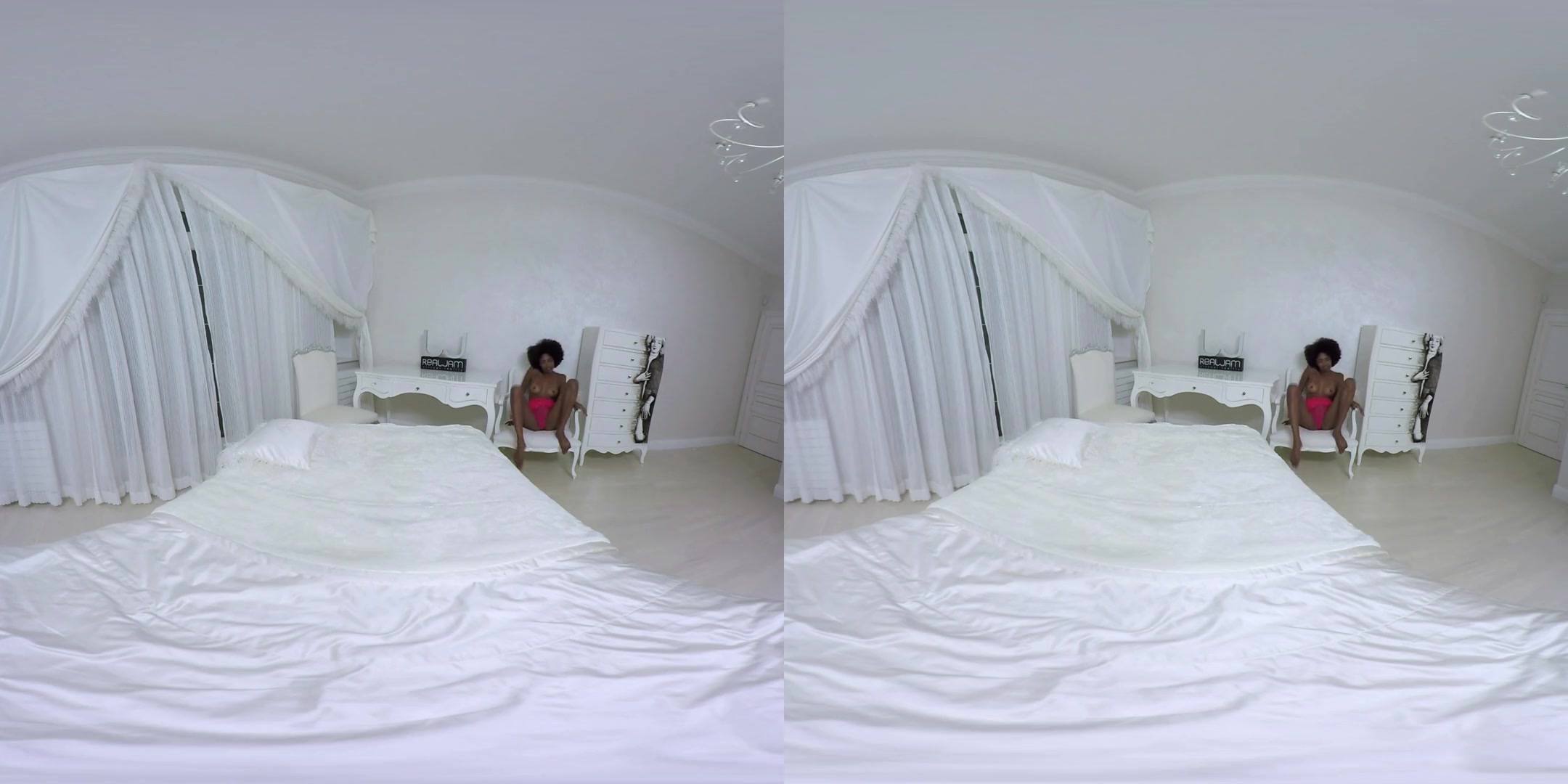 Luna on the Bed - RealJamVR