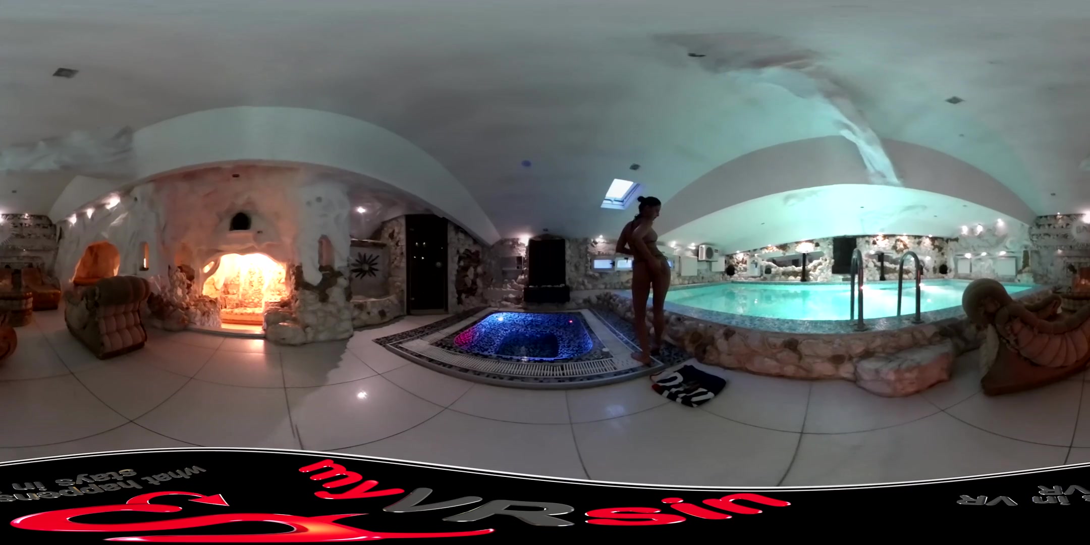 Coco De Mal in Hot Tub - myVRsin