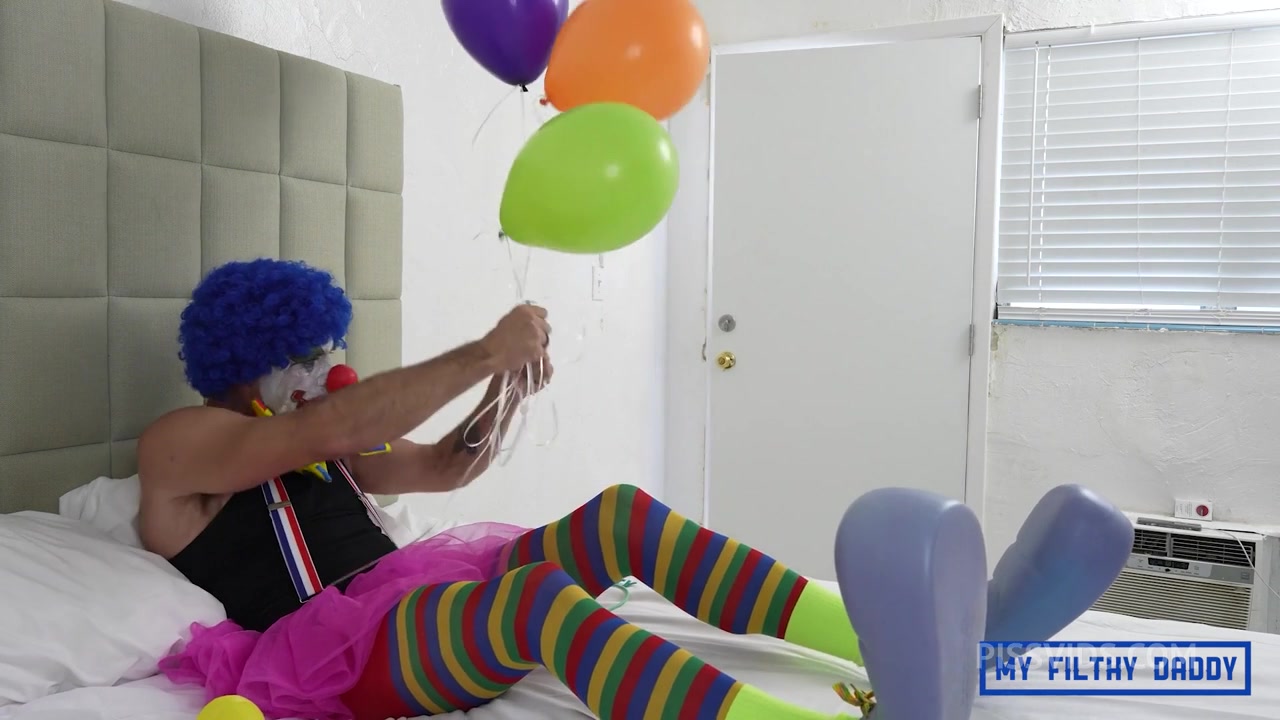 Kinko the Clown has a pee party with lil Amy - PissVids