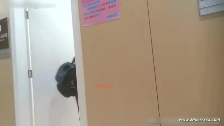 peeping chinese woman to go to the hospital for an injection.4_2