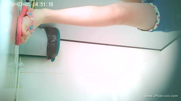 chinese girls go to public toilet.2