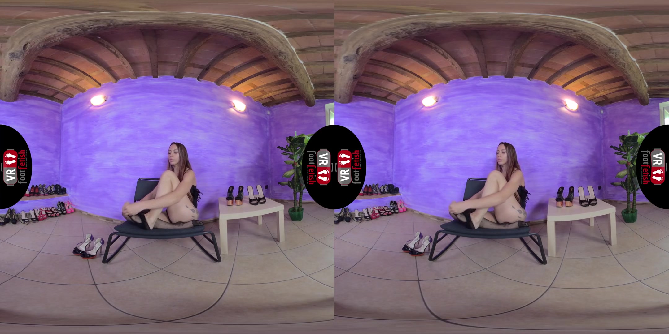 Gorgeous Elettra Takes Off Her Black Pantyhose And Flaunts Her Sexy Feet - Dancer with Incredible Legs Foot Fetish VR