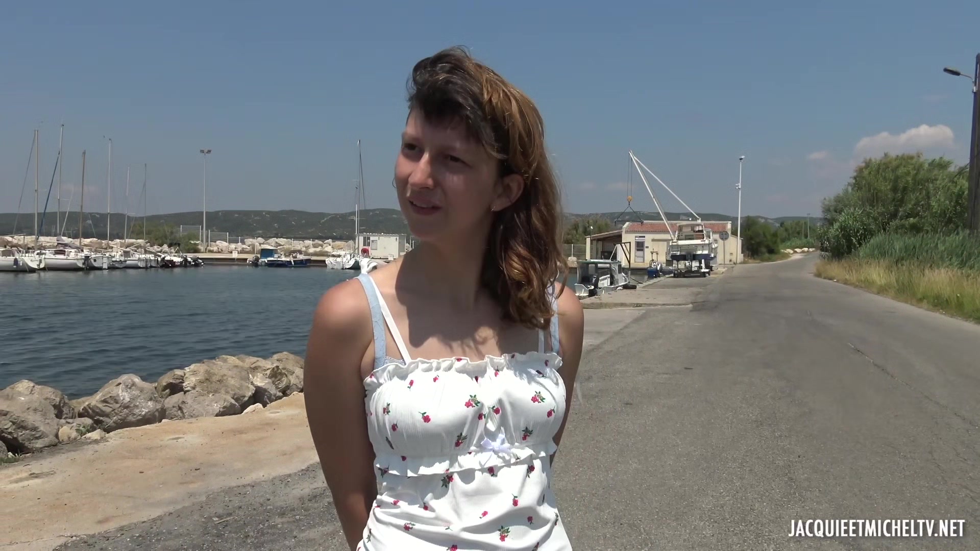 Outdoors fuck for the young Melany
