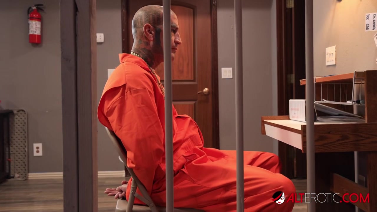 2 Female Prisoners Blow A Thug In A Holding Cell - AltErotic