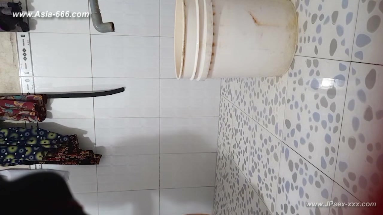 peeping chinese bath.83