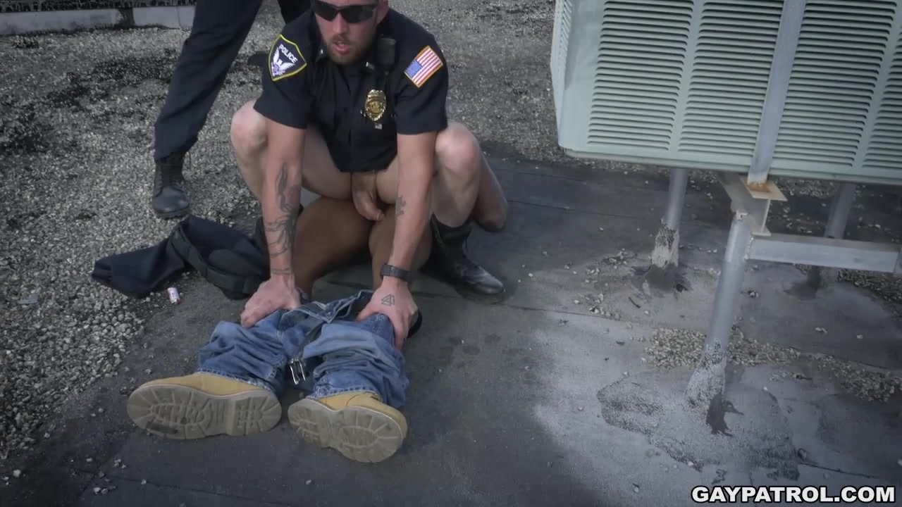 Apprehended Breaking and Entering Suspect gets to fuck the police - GayPatrol