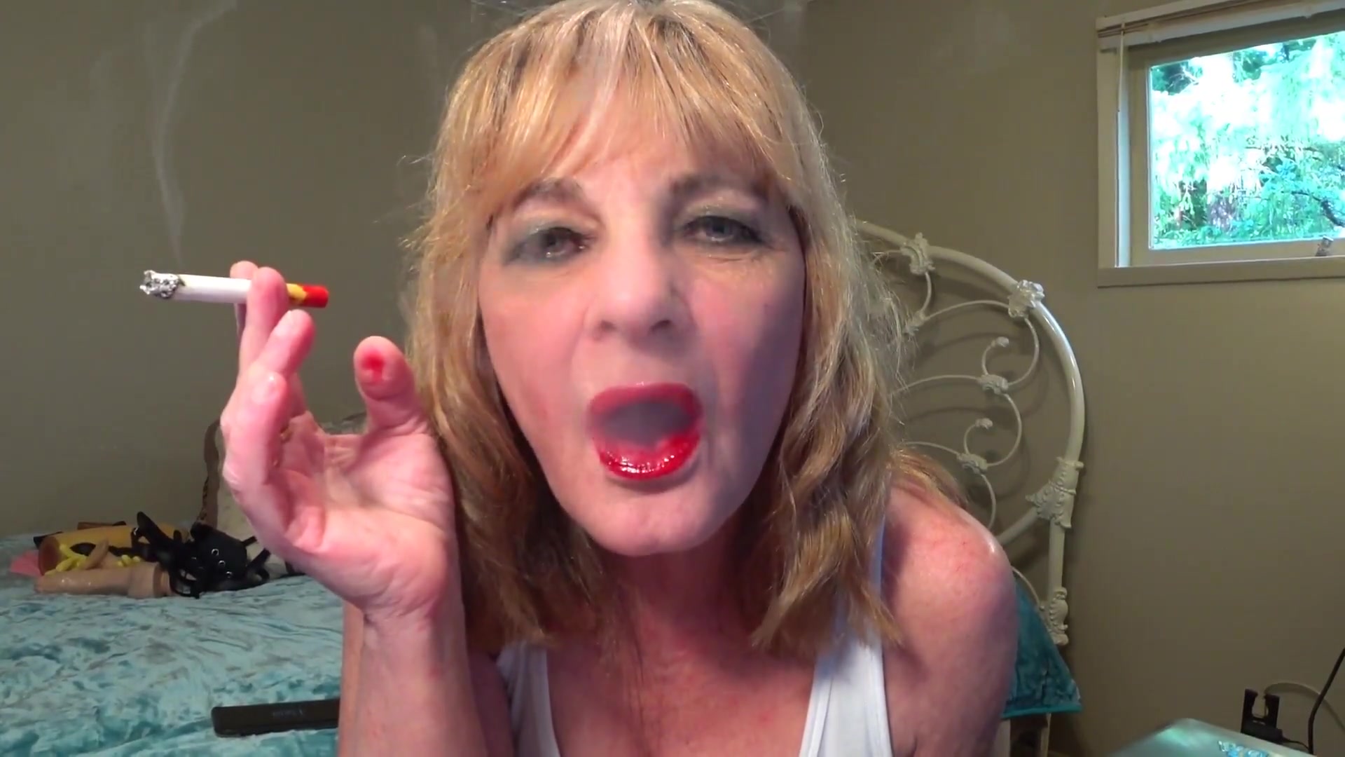 Smoking Shiny Red Lippy - TacAmateurs