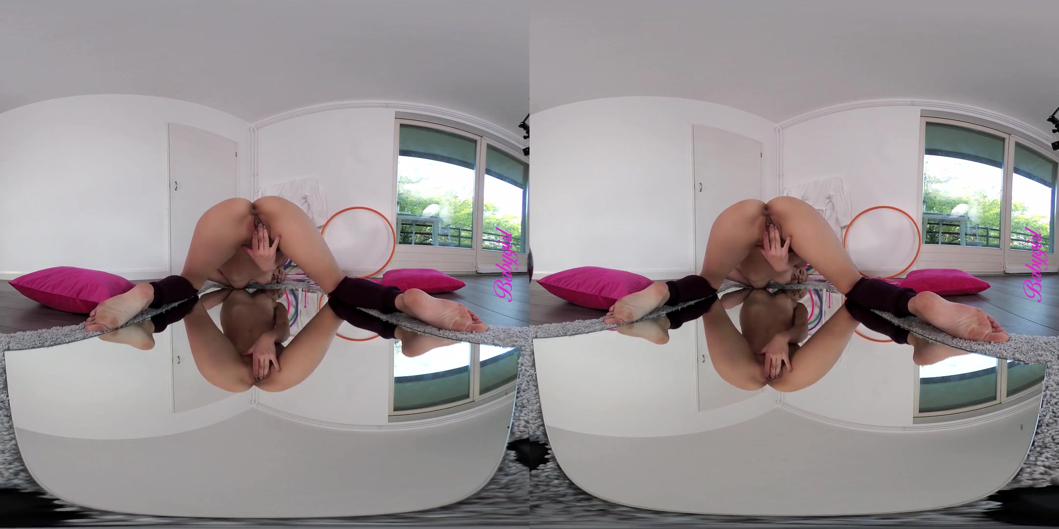 Mia Split in 18yo Flexible Gymnast - Mirror - perVRt