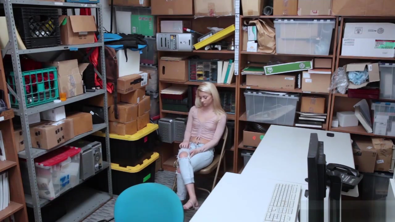 Shoplyfter gave the LP Officers huge cock a blowjob