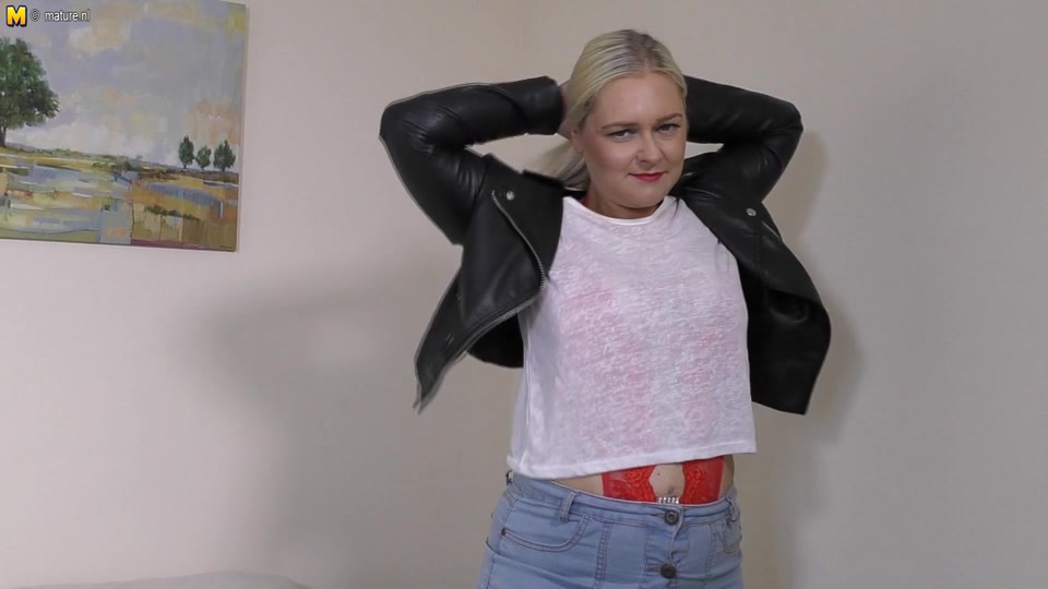 Naughty British Housewife Playing With Her Pussy - MatureNL
