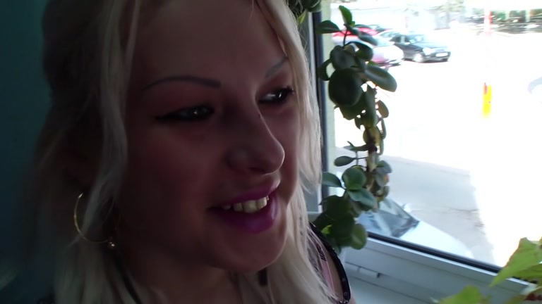Hot dilettante girlfriend swallows cum in the meadow