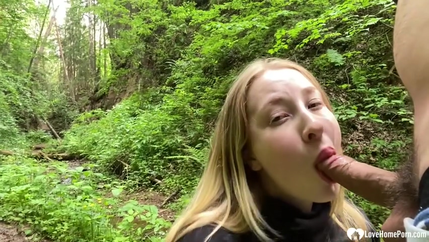 Girlfriend Gets A Facial In The Woods