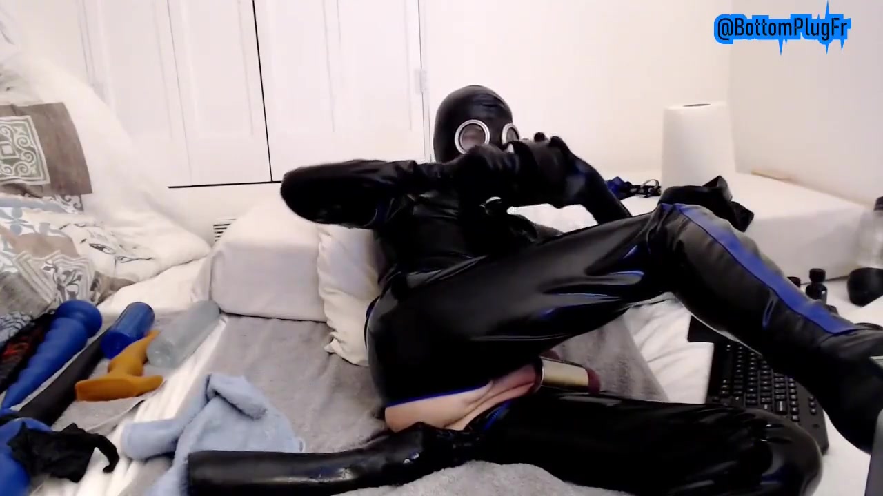 Slaveskin Plays With His Hand Dildo To Get Used To Ff