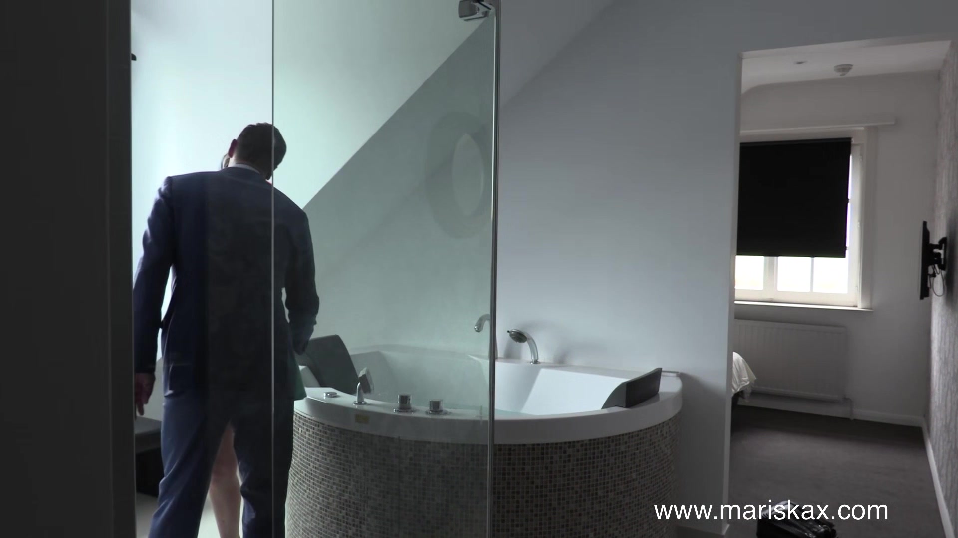 MARISKAX Petite Liz Rainbow fucks the hotel manager