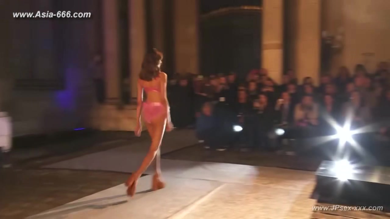 Braless Trends in Women's Fashion Style Compilation for Adventurous Dressers.5