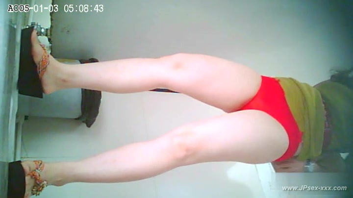 chinese girls go to toilet.10