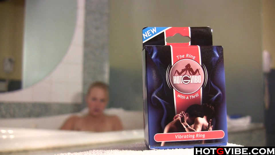 Thick blondie solo play in the hottub