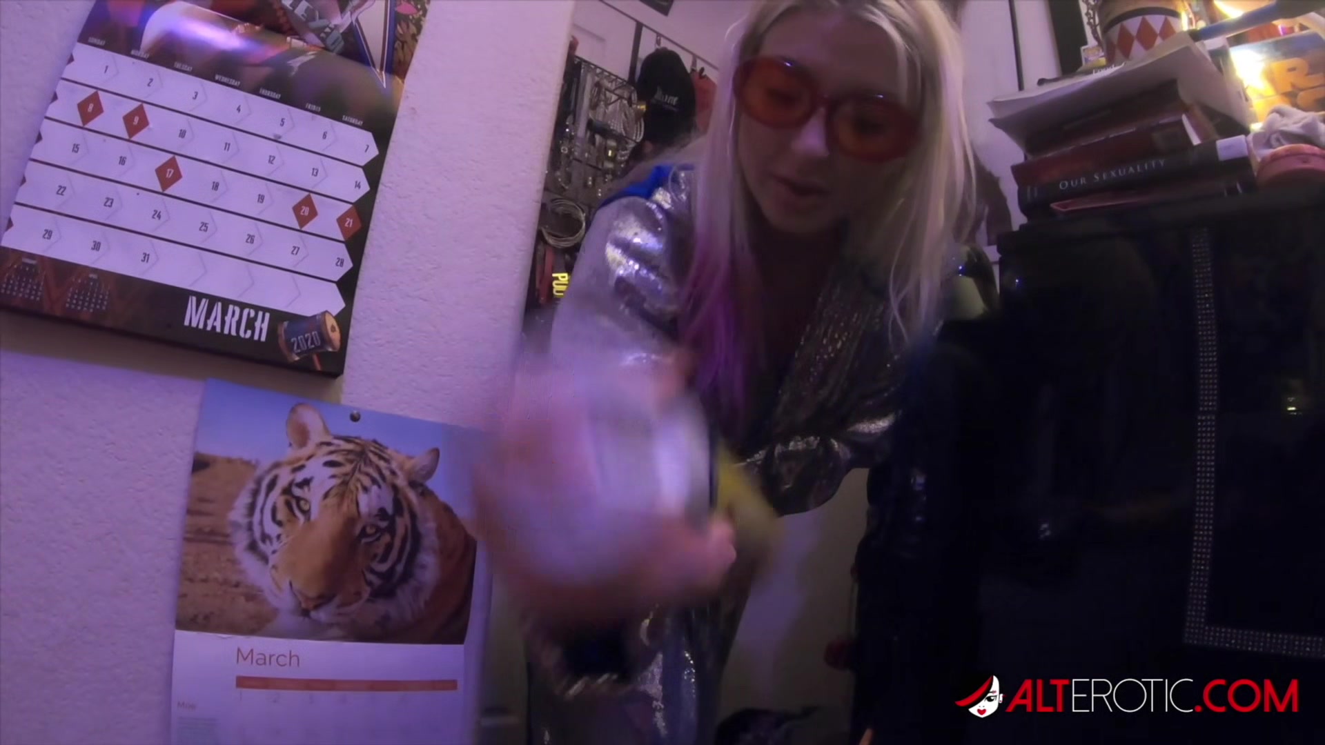 Quarantine fun with tattooed babe Leya Falcon