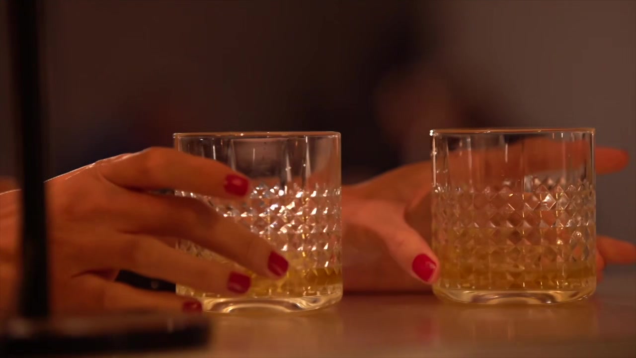 Juliette, bartender in a trendy bar! - Jacquie et Michel TV