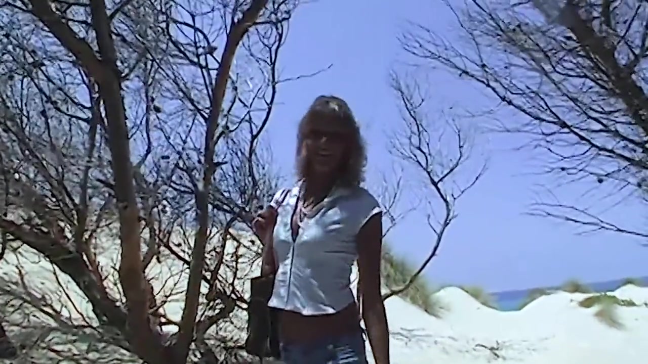Debby Likes To Masturbate In Public On The Beach