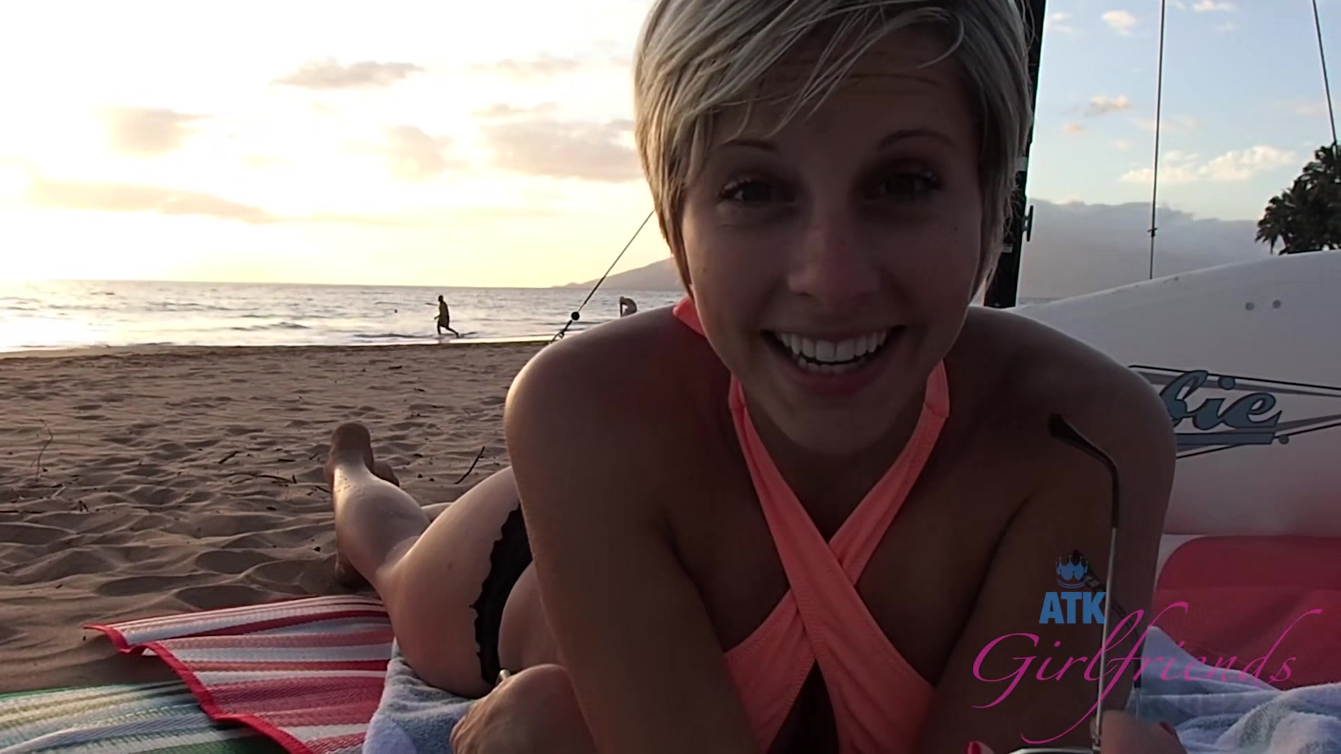 Virtual Vacation On Hawaii With Short Blonde Hair Slut Makenna Blue 1/9