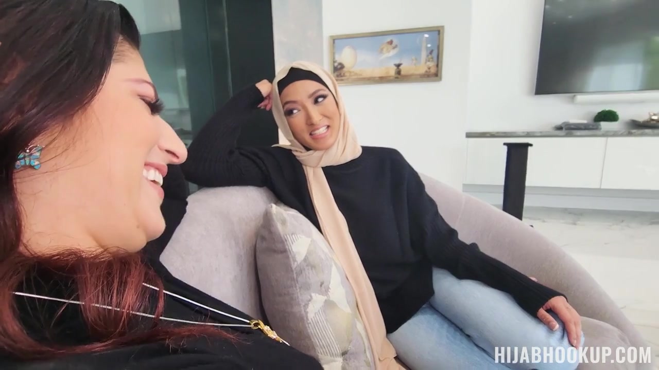 Nikki Knightly & Channy Crossfire & Allen Swift in Help From a Friend - HijabHookup