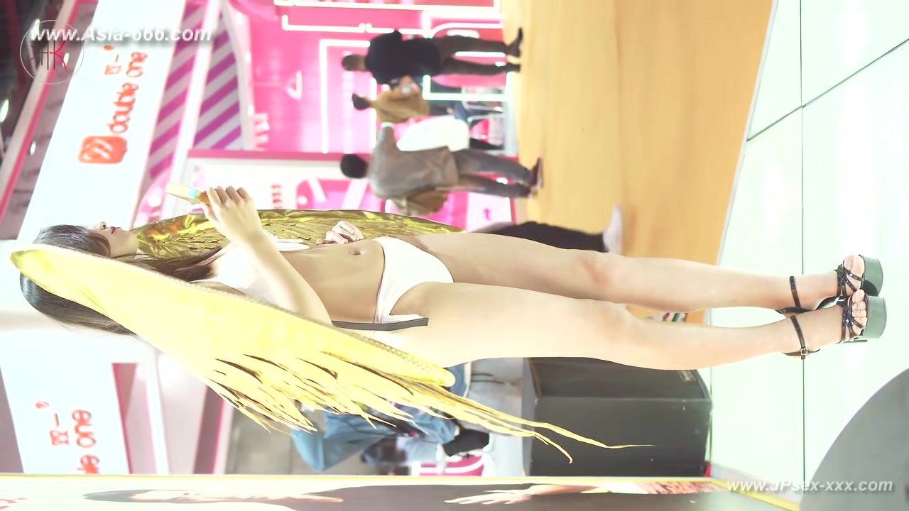 Chinese model in sexy lingerie show.10