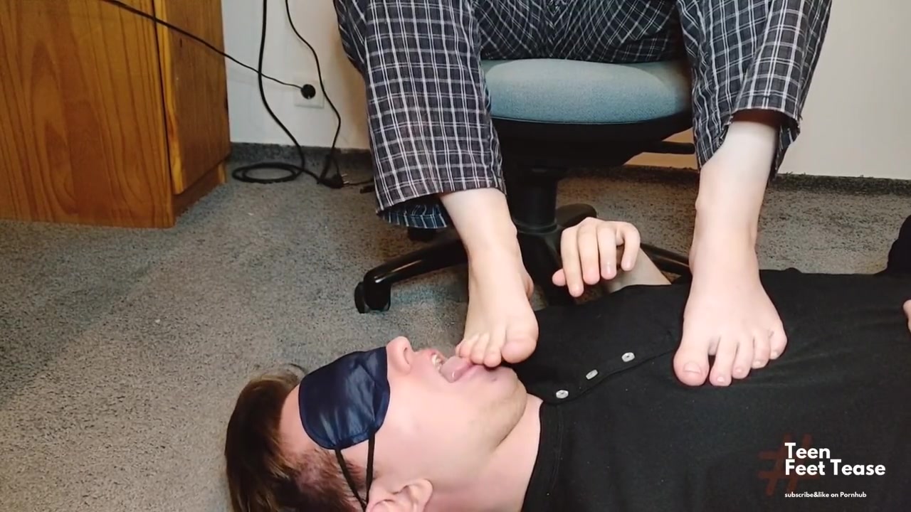 Slave Licks My Stinky Feet And Toes - Mistress Femdom
