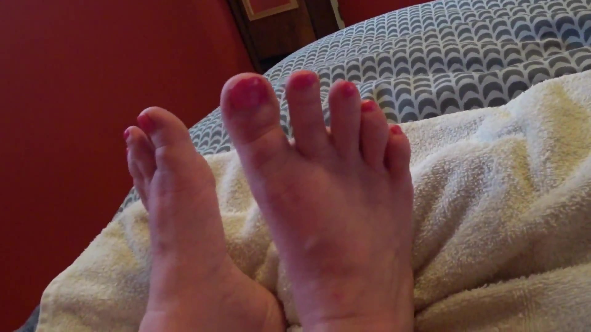 Mesmerised By My Pretty Pink Toes - TacAmateurs