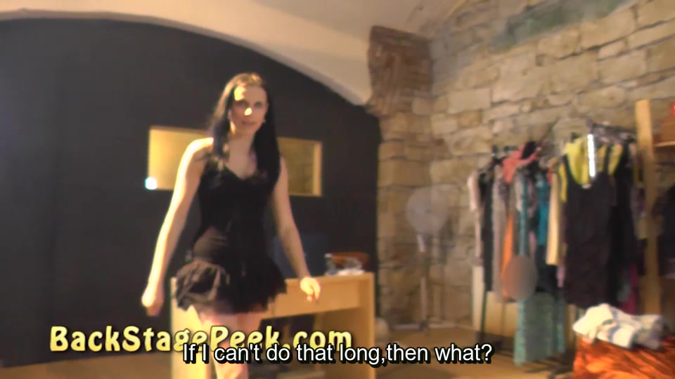 Amateur czech chick does striptease for the audience