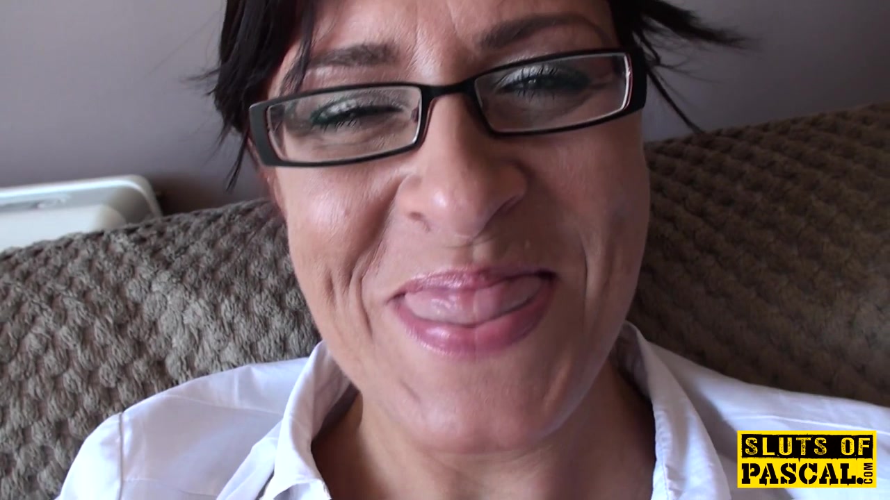 Spex mature slut fingering her pussy