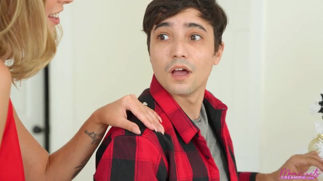 Giving My Stepmom A Creampie For Christmas - S3:E9 - Momlover
