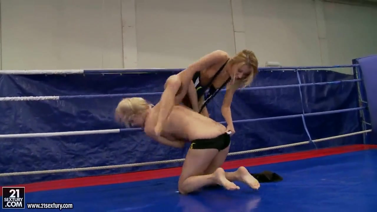 Hot chicks Randy Smile and Nikky Thorne in the ring