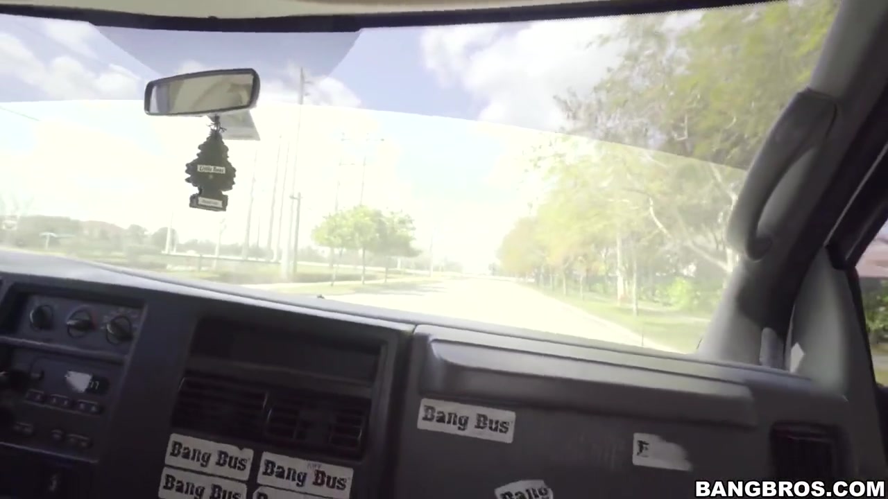 Brooke Beretta In Yoga Hoser Hops On The Bus In 4k
