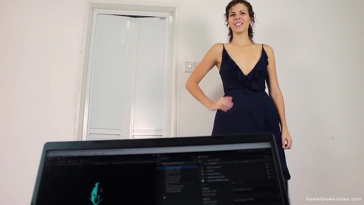Seductive Girlfriend Julia Just Loves Blowing Dick