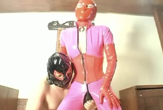 Latex minx enjoys getting her fanny fucked with dildo