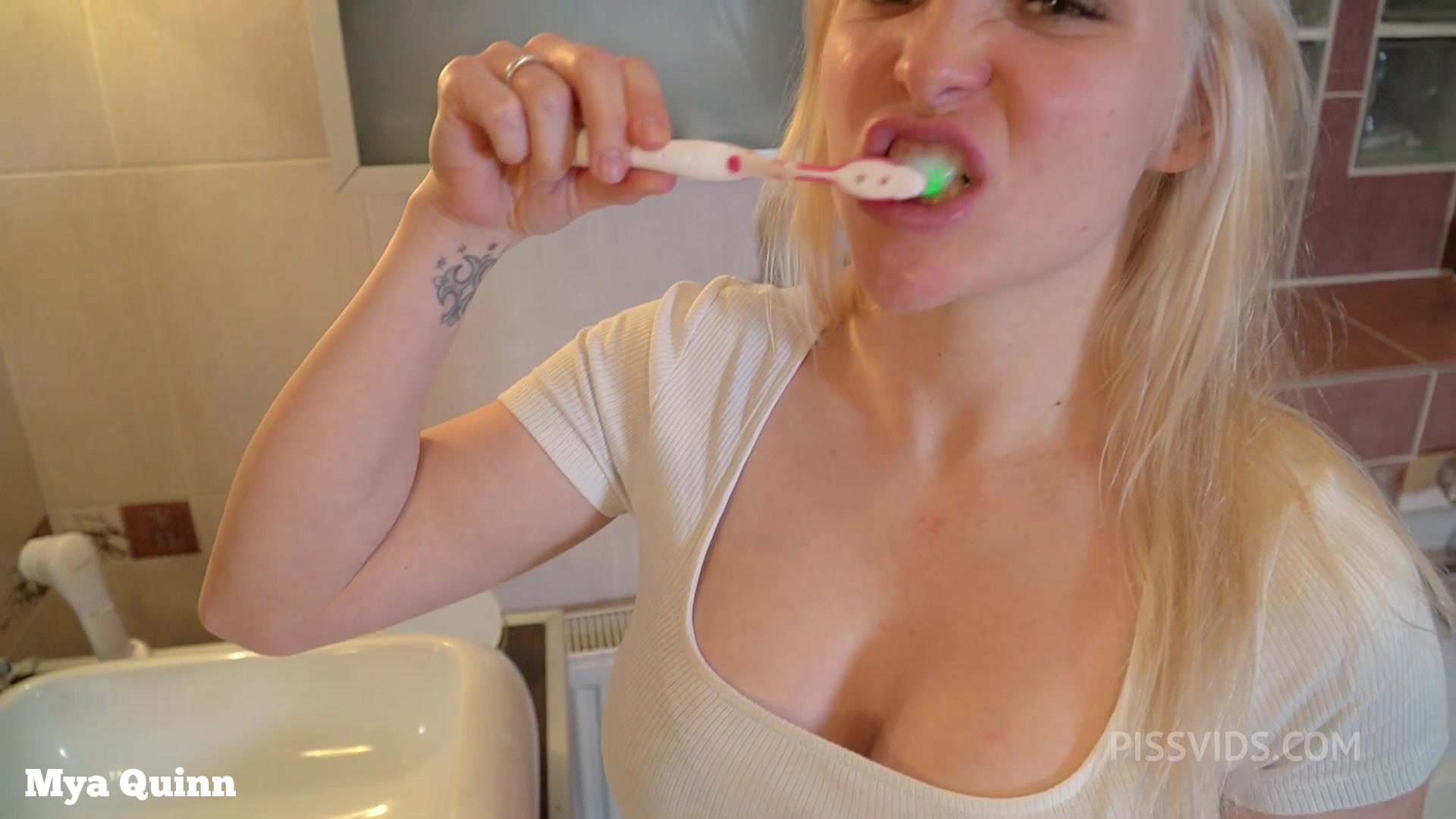 Brushing my teeth with piss and cum - PissVids