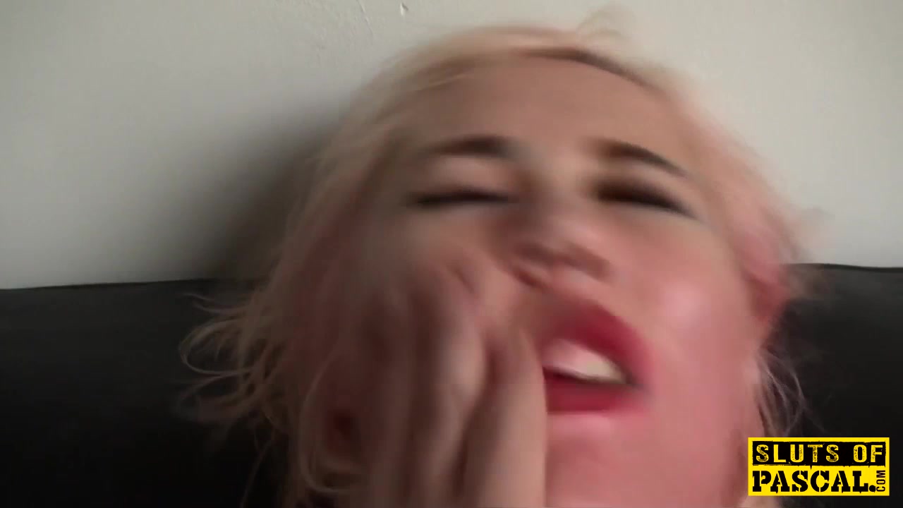 Choked brit skank playing with herself