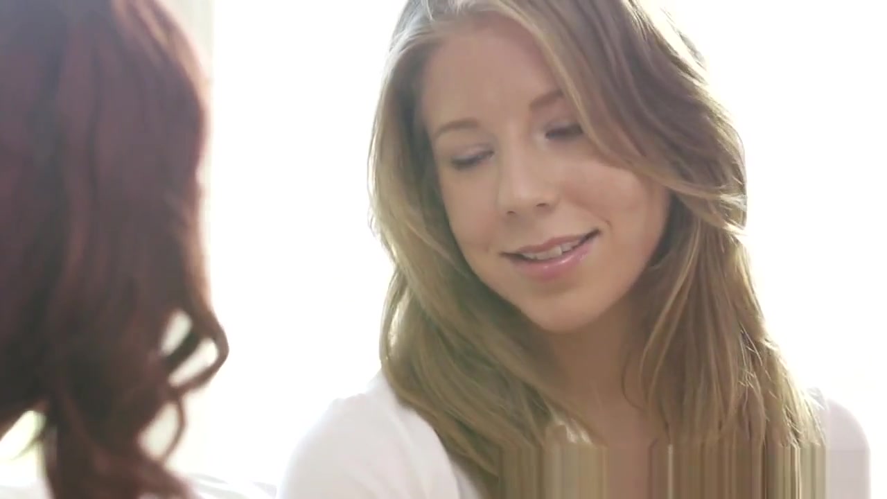Redhead lezzie scissoring with young beauty