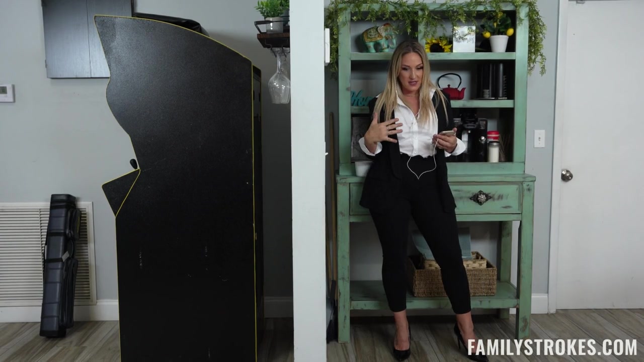 Charley Hart & Josie Tucker & Peter Green in Be Quiet! - FamilyStrokes